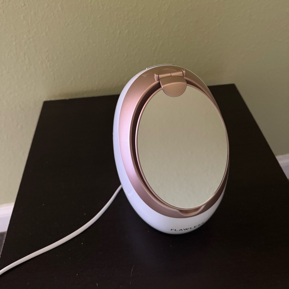 Vanity Facial Steamer in White and Gold